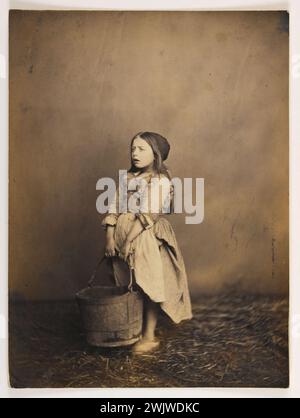 Cosette et son seau », 1862-1863. Photographie d'Edmond Bacot (1814-1875). Paris, Maison de Victor Hugo. 38346-1 écrivain français, enfant, illustration, scène, personnage de roman, petite fille, seau Banque D'Images