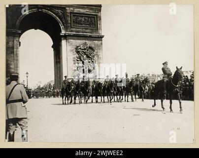 Guerre 1914-1918. Défilé du 14 juillet 1919, cavalerie britannique, avenue des champs-Élysées, place de l'Etoile. Paris (VIIIE arr.). Paris.photographie de Charles Lansiaux (1855-1939). Paris, musée Carnavalet. 73029-21 14 juillet, arc de triomphe, armée britannique, avenue des champs-Elysées, cavalerie, cavalerie britannique, cheval, défilé, fête nationale, fin de la Grande Guerre, guerre 1914-1918 14-18, place Etoile, première Guerre mondiale, soldat anglais, VIIIEM VIIIE VIII 8ème 8ème 8ème arrondissement Banque D'Images