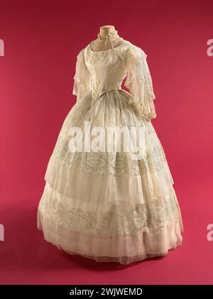 Robe de mariée. Broderie blanche coton blanc état à Beauvais point. 1855. Galliera, musée de la mode de la ville de Paris. Petites fleurs, entrelacées. Broderie, état coton, féminin, modèle, beauvais point, robe mariée, second empire, crinoline Banque D'Images