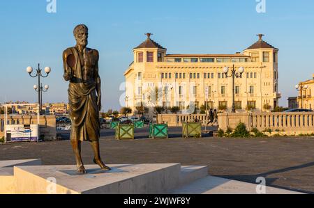 Syracuse, Sicile, Italie - 16 février 2023 : statue d'Archimède de Pietro Marchese avec projet de stomachion au pont ponte Umbertino de l'île d'Ortigia Banque D'Images