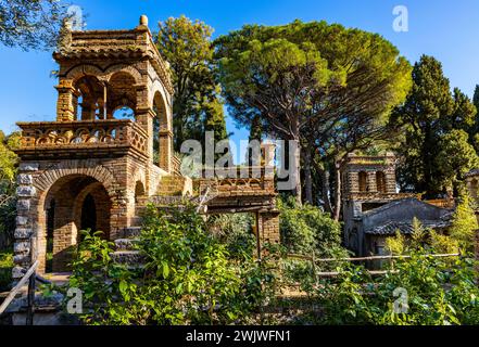 Taormina, Sicile, Italie - 15 février 2023 : Villa Comunale Taormina Parco Florence Trevelyan parc public avec pavillon des folies victoriennes Banque D'Images