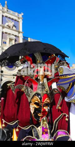 De nombreux masques de carnaval à vendre à Venise Stall en Italie pendant le festival Banque D'Images