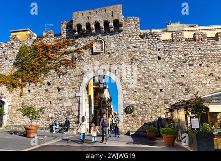 Taormina, Sicile, Italie - 15 février 2023 : Porta Catania porte des anciens remparts en pierre de la vieille ville historique de Taormina dans la région de Messine Banque D'Images