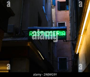 Panneau lumineux vert avec l'inscription ROSTICCERIA qui signifie rôtisserie en italien Banque D'Images