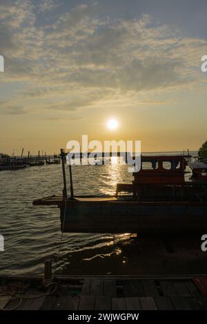 Crépuscule tranquille : coucher de soleil sérénité au village de pêcheurs de Kuala Sala, Yan, Kedah Banque D'Images