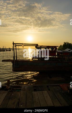 Crépuscule tranquille : coucher de soleil sérénité au village de pêcheurs de Kuala Sala, Yan, Kedah Banque D'Images