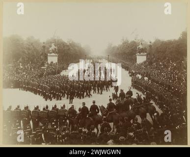 Funérailles Victor Hugo, défilé de cortège avec chars et couronnes sur la place de la Concorde. 'Coin traversant les champs-Elysées'. Paris, le 1er juin 1885. Paris, Maison de Victor Hugo. 58409-13 8ème 8 VIIIEME VIII, arrondissement, avenue champs-Elysées, Bas, Cavalier, Cavtege, Couronne, Char, Defile, deuil national, écrivain français, foule, funérailles, Garde républicaine, obseques, place Concorde, traversée, IIIe République, XIXème XIX XIXème XIX 19ème 19ème Centre Banque D'Images