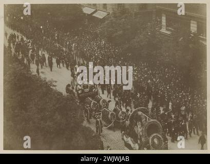 Funérailles Victor Hugo, chars, couronnes et processions d'enfants en uniforme boulevard Saint-Germain. Paris, le 1er juin 1885. Paris, Maison de Victor Hugo. 58410-6 arrondissement, boulevard Saint-Germain, cortège, couronne, char, défilé, deuil national, écrivain français, uniforme enfant, foule, funérailles, garde républicaine, obseques, troisième république, veme v 5th 5, vieme vi 6th 6, viieme vii 7th 7th 7th 7th 7th 7ème 7ème 7ème 7ème 7ème, vue plongeante, 19ème 19ème 19ème 19ème xixe siècle Banque D'Images