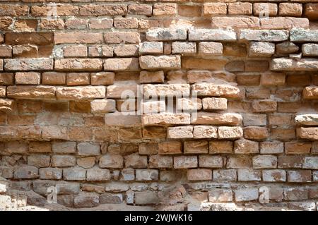 vieux mur de briques d'un bâtiment en briques rouges, une partie du mur est sujette à destruction et dommages. Le mur du fort et défensive St Banque D'Images