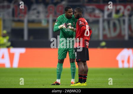 Milan, Italie. 16 février 2024. Mike Maignan de l'AC Milan s'entretient avec Yunus Musah de l'AC Milan lors du match de football de l'UEFA Europa League entre l'AC Milan et le stade Rennais FC. Crédit : Nicolò Campo/Alamy Live News Banque D'Images