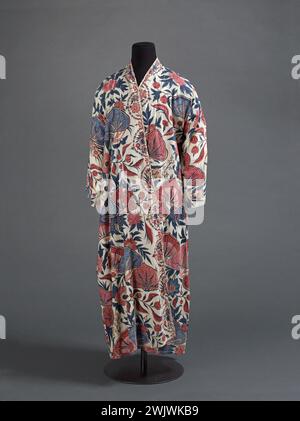 Robe de chambre pour homme. Toile de coton peinte et abat-jour, fond blanc, quatre couleurs. Première moitié du XVIIIe siècle, forme modifiée à la fin du XIXe siècle ou au début du XXe siècle. Galliera, musée de la mode de la ville de Paris. Grands motifs floraux. Couleur, fond blanc, forme remis, peint, quatre, robe de chambre homme, abat-jour, toile de coton peinte Banque D'Images