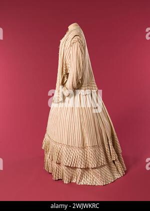 Set d'été (3 chambres). Toile de lin beige rayée rouge. 1868-1869. Galliera, musée de la mode de la ville de Paris. Rainures. Set d'été, féminin, mannequin, rayure rouge, second empire, toile de lin beige, crinoline Banque D'Images
