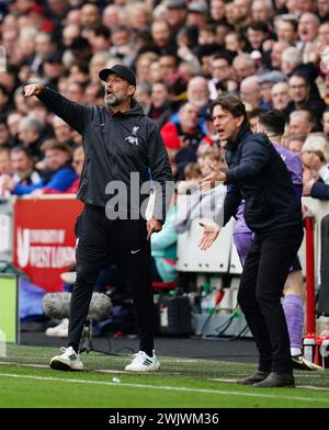 Le manager de Liverpool Jurgen Klopp (à gauche) et le manager de Brentford Thomas Frank sur la ligne de touche lors du match de premier League au Gtech Community Stadium de Londres. Date de la photo : samedi 17 février 2024. Banque D'Images