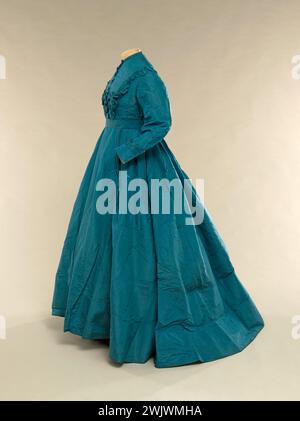 Robe (4 pièces : robe, ceinture, pouf et noeud). Taffetas à l'huile bleu, jupe de tir. 1868. Galliera, musée de la mode de la ville de Paris. Décor de ruchees dans un carré devant, dos et poignets. p décor de Ruche. Pétrole bleu, ceinture, femelle, jupe de réservoir, modèle, nœud, pouf, quatre, second empire, taffetas, crinoline, pièce, robe Banque D'Images