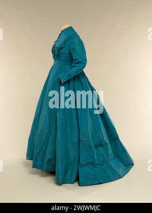 Robe (4 pièces : robe, ceinture, pouf et noeud). Taffetas à l'huile bleu, jupe de tir. 1868. Galliera, musée de la mode de la ville de Paris. Pétrole bleu, ceinture, femelle, jupe de réservoir, modèle, nœud, pouf, quatre, second empire, taffetas, crinoline, pièce, robe Banque D'Images