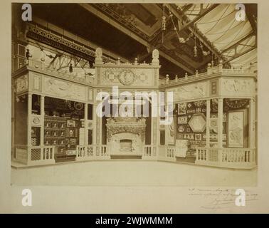 Exposition universelle de 1889 : section faïence, stand Jules Loebnitz, 1889'. Photographie de Louis-Emile Durandelle (1839-1917). Paris, Musée Carnavalet. Exposition universelle 1889, section Faience, stand jules Loebnitz, vue intérieure Banque D'Images