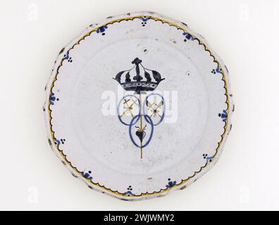 Anonyme. Plaque. Faïence. Vers 1789. Paris, musée Carnavalet. 70955-26 arme, coeur, Couronne, épée, faïence, motif décoratif, période révolutionnaire, pic, vaisselle, assiette Banque D'Images