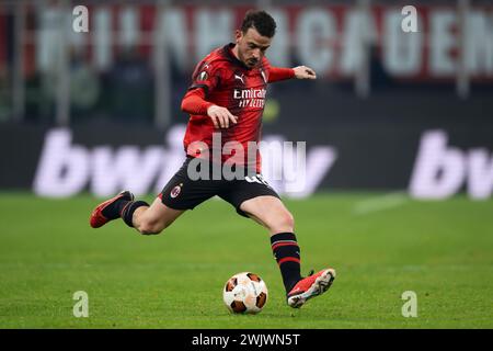 Milan, Italie. 16 février 2024. Alessandro Florenzi de l'AC Milan tire le ballon lors du match de football de l'UEFA Europa League entre l'AC Milan et le stade Rennais FC. Crédit : Nicolò Campo/Alamy Live News Banque D'Images