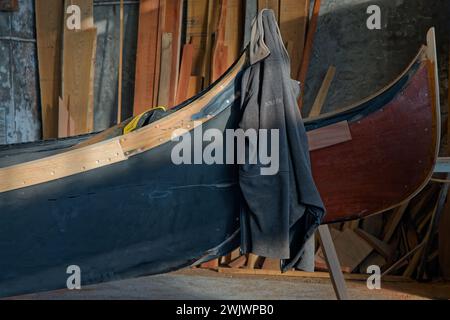 VENISE, ITALIE, 2 février 2024 : intérieur de l'atelier de construction et de réparation des gondoles venitiennes. Banque D'Images