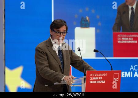 17 février 2024 Barcelone, SpainPolitics Barcelone-APRÈS-MIDI Costa reçoit le Prix européen le partit Socialista de Catalunya (PSC) décerne le Prix des valeurs européennes à Antonio Costa, l'actuel premier ministre portugais par intérim. Costa, qui a annoncé des élections anticipées au Portugal pour le 10 mars, a été touché par un rapport du bureau du procureur portugais concernant une mine de lithium et un scandale de corruption. Au cours de l'événement, le secrétaire général du COPS, Salvador Illa, lui a remis le prix. El partit Socialista de Catalunya (PSC) entrega el Premio a los Valores Europeos a Antonio Cos Banque D'Images