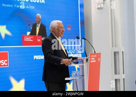 17 février 2024 Barcelone, SpainPolitics Barcelone-APRÈS-MIDI Costa reçoit le Prix européen le partit Socialista de Catalunya (PSC) décerne le Prix des valeurs européennes à Antonio Costa, l'actuel premier ministre portugais par intérim. Costa, qui a annoncé des élections anticipées au Portugal pour le 10 mars, a été touché par un rapport du bureau du procureur portugais concernant une mine de lithium et un scandale de corruption. Au cours de l'événement, le secrétaire général du COPS, Salvador Illa, lui a remis le prix. El partit Socialista de Catalunya (PSC) entrega el Premio a los Valores Europeos a Antonio Cos Banque D'Images