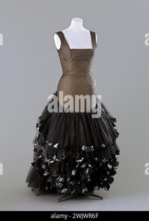 Jeanne Lanvin (1867-1946) et Castillo (Antonio Canovas del Castillo del Rey, dit) (1908-1984). Robe de soirée 'My Sin'. Marque : 'Jeanne Lanvin - Castillo'. Taffetas de soie vert bronze, grand tulle viscose noir, plumes irisées noires. Automne-hiver 1955. Galliera, musée de la mode de la ville de Paris. 50633-17 automne-hiver, gros tulle, haute couture, marque Jeanne-Lanvin-Castillo, mode féminine, modèle féminin, plume d'irisé noir, robe de soirée mon péché, taffetas de soie, vert bronze, viscose noire Banque D'Images