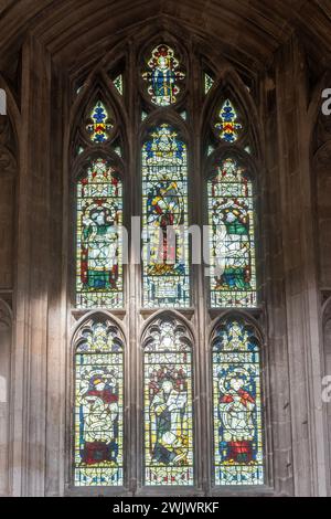 Fenêtre commémorative de l'auteur Jane Austen, un vitrail dans la cathédrale de Winchester, Hampshire, Angleterre, Royaume-Uni Banque D'Images