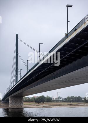 Pont sur le Rhin à Dusseldorf, Allemagne Banque D'Images