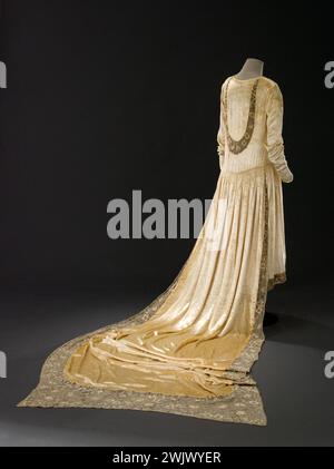 Robe de mariée (aperçu). Sans griffe. Velours de soie, incrustation de broderie argentée. 1928. Galliera, musée de la mode de la ville de Paris. Fleurs. Broderie argentée, femme, incrustations, robe mariée, train, velours de soie Banque D'Images