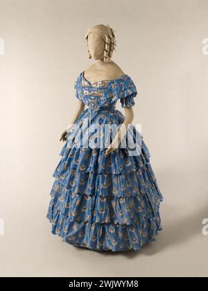 Blouse de balle. Taffetas bleu, rayé bleu et imprimé sur une chaîne de fleurs ; fonds bleus avec guirlandes de fleurs. 1852. Second Empire. Galliera, musée de la mode de la ville de Paris. ROBE DE BALLE féminine, fond bleu, guirlande de fleurs, fleur de chaîne d'impression, modèle, modèle miniature, motif floral, rayon, robe de bal, ruban, second empire, taffetas bleu, crinoline Banque D'Images