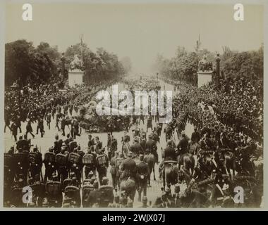 Funérailles Victor Hugo, défilé de cortège avec chars et couronnes sur la place de la Concorde. Paris, le 1er juin 1885. Paris, Maison de Victor Hugo. 58409-14 8ème 8 VIIIEME VIII, arrondissement, avenue champs-Elysées, Bas, cortège, couronne, Char, Defile, deuil national, écrivain français, foule, funérailles, Garde républicaine, obseques, place Concorde, Troisme REPUBLUBE, 19ème XIX 19ème 19ème 19ème 19ème 19ème 19e 19e 19e 19e 19e. 19e 19 Banque D'Images