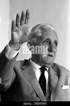 Arturo Umberto Illia, homme politique argentin et ancien président, à son domicile de Buenos Aires, le 12 février 1969. Banque D'Images