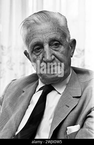 Arturo Umberto Illia, homme politique argentin et ancien président, à son domicile de Buenos Aires, le 12 février 1969. Banque D'Images