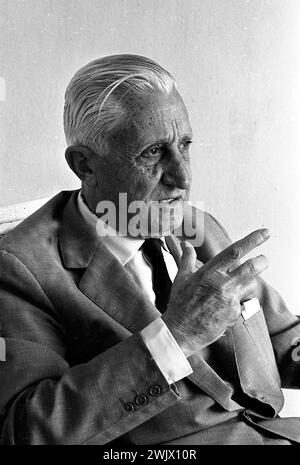 Arturo Umberto Illia, homme politique argentin et ancien président, à son domicile de Buenos Aires, le 12 février 1969. Banque D'Images