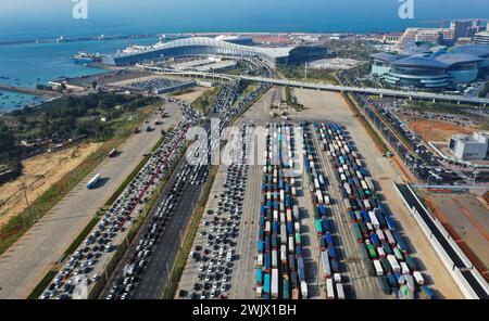 Haikou. 17 février 2024. Une photo prise par un drone aérien le 17 février 2024 montre des véhicules en attente d'embarquement dans un port de Haikou, dans la province de Hainan, au sud de la Chine. Le détroit de Qiongzhou a été témoin d'un pic de la ruée des voyageurs de retour le 17 février, le dernier jour de la fête du printemps. Diverses mesures ont été prises par les autorités locales pour s'assurer que les passagers traversent le détroit de manière ordonnée, notamment en organisant le personnel pour maintenir l'ordre des files d'attente, en fournissant des médicaments d'urgence, de l'eau potable et d'autres fournitures aux conducteurs et aux touristes. Crédit : Guo Cheng/Xinhua/Alamy Live News crédit : Banque D'Images
