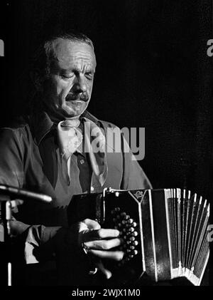 Le bandonéoniste argentin et compositeur de tango Astor Piazzolla lors d'une représentation à Buenos Aires, vers 1970 Banque D'Images