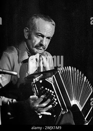 Le bandonéoniste argentin et compositeur de tango Astor Piazzolla lors d'une représentation à Buenos Aires, vers 1970 Banque D'Images