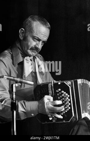 Le bandonéoniste argentin et compositeur de tango Astor Piazzolla lors d'une représentation à Buenos Aires, vers 1970 Banque D'Images