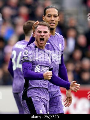 Alexis Mac Allister de Liverpool célèbre après avoir marqué le deuxième but de son équipe lors du match de premier League au Gtech Community Stadium de Londres. Date de la photo : samedi 17 février 2024. Banque D'Images