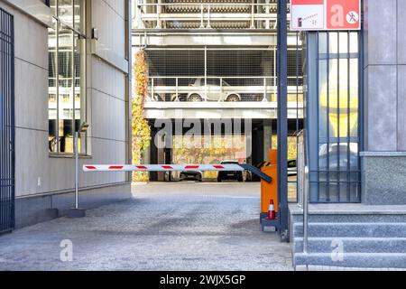 Une barrière automatique à l'entrée d'un parking à plusieurs étages. Banque D'Images