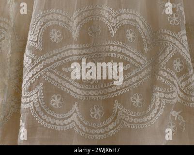Robe de mariée (détail). Broderie blanche coton blanc état à Beauvais point. 1855. Galliera, musée de la mode de la ville de Paris. Robe mariée (détail) broderie, coton blanc, détail, étamine, féminin, motif floral, pointe Beauvais, Robe Marie, second Empire Banque D'Images