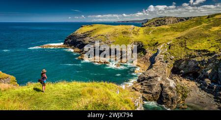 La côte de Cornouailles au château de Tintagel, Cornouailles, Angleterre Banque D'Images