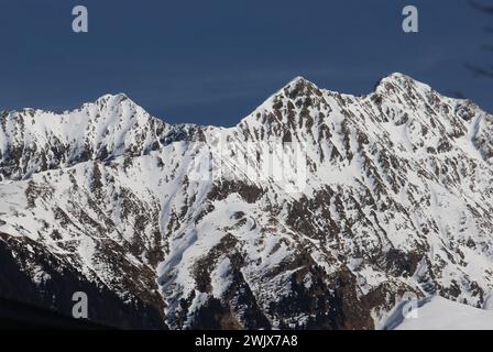 Dorf Tirol, Südtirol, Italien 16 février 2024 : Ein Wintertag, Frühlingstag in Dorf Tirol, Tirolo. Hier der Blick auf den verschneiten Hirzer Li. Und die beiden Hönigspitzen re. Sarntaler Alpen, Gipfel, Bergsteigen *** Dorf Tirol, Tyrol du Sud, Italie 16 février 2024 Un jour d'hiver, jour de printemps à Dorf Tirol, Tirolo Voici la vue sur le Hirzer Li enneigé et les deux sommets de Hönig Re Sarntal Alpes, sommet, alpinisme Banque D'Images