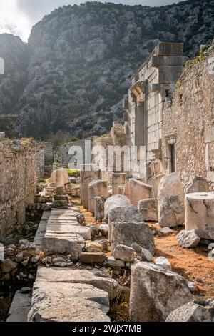 Aube de l'Antiquité : un nouveau jour se lève sur les ruines d'Olimpos Banque D'Images