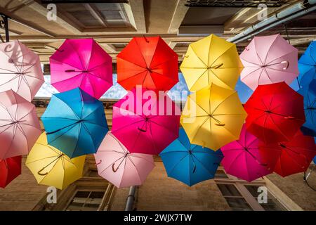 Parapluies colorés dans les rues d'Avignon, France Banque D'Images