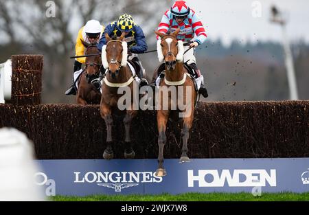 Hippodrome d'Ascot, Royaume-Uni, samedi 17 février 2024 ; l'ami de Henry (casquette bleue et jaune) et le jockey Ben Jones remportent le Steeple Chase des novices Sodexo Live Reynoldstown Grade 2 pour l'entraîneur Ben Pauling et les propriétaires Elizabeth et Oliver Troup. Crédit JTW Equine images / Alamy. Banque D'Images