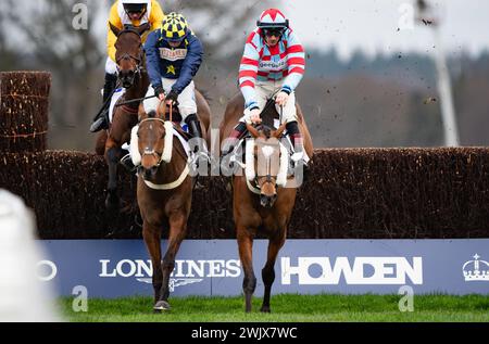 Hippodrome d'Ascot, Royaume-Uni, samedi 17 février 2024 ; l'ami de Henry (casquette bleue et jaune) et le jockey Ben Jones remportent le Steeple Chase des novices Sodexo Live Reynoldstown Grade 2 pour l'entraîneur Ben Pauling et les propriétaires Elizabeth et Oliver Troup. Crédit JTW Equine images / Alamy. Banque D'Images