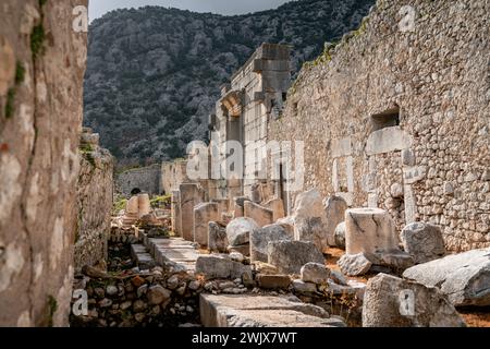 Aube de l'Antiquité : un nouveau jour se lève sur les ruines d'Olimpos Banque D'Images