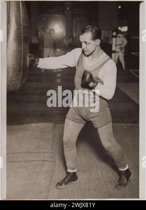 Frankie Genaro (Frank Digennaro) Champion du monde de boxe avant son combat contre le champion de France Young Perez (Victor Younki), Paris, 24 octobre 1931. Photographie de Georges Devred pour l'agence Rol, 24 octobre 1931. Paris, Musée Carnavalet . 99525-23 BOXE Banque D'Images
