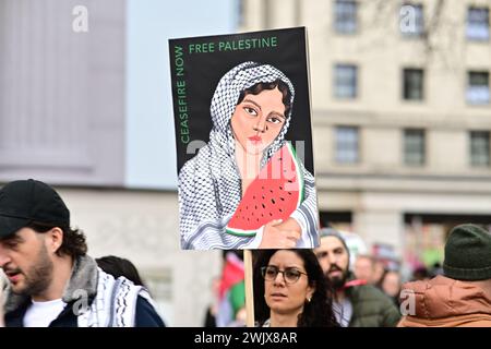 Londres, Royaume-Uni. 17 février 2024. Des dizaines de milliers de personnes ont défilé à Gaza pour réclamer un cessez-le-feu et arrêter les bombardements de la Palestine sans défense et sans armes à Rafah à Marble Arch, marchant vers l’ambassade d’Israël, à Londres, au Royaume-Uni. Crédit : Voir Li/Picture Capital/Alamy Live News Banque D'Images